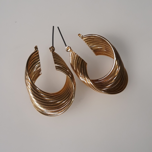 👛2/$20👛2 Pairs Large Goldtone Hoop Earrings - Picture 8 of 8